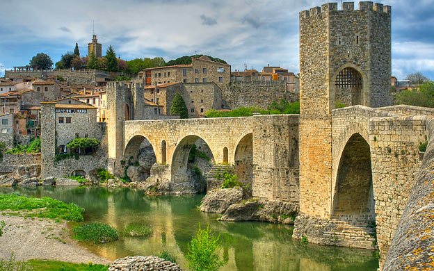 Los niños y los mayores encontrarán en Besalú un lugar de fantasía medieval increíble
